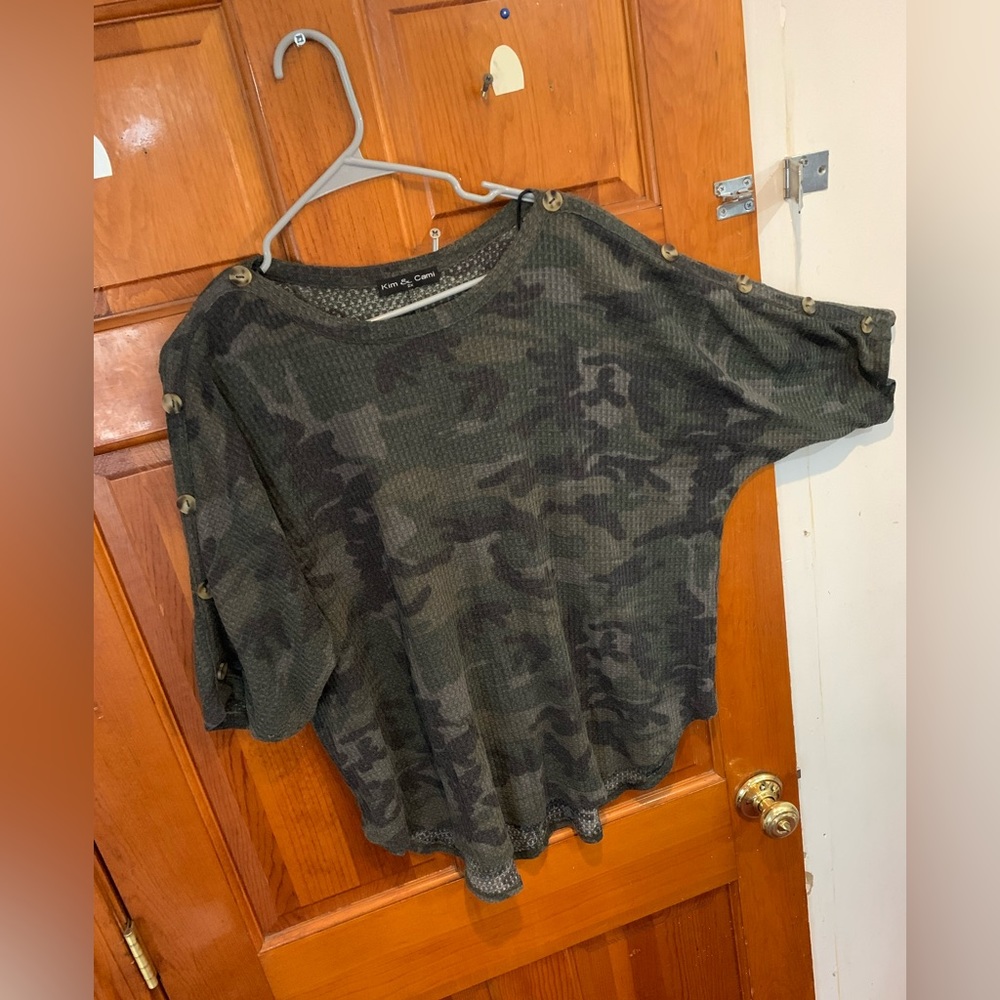 Women’s Camouflage sweater with buttons on the sleeves. Size 2X.